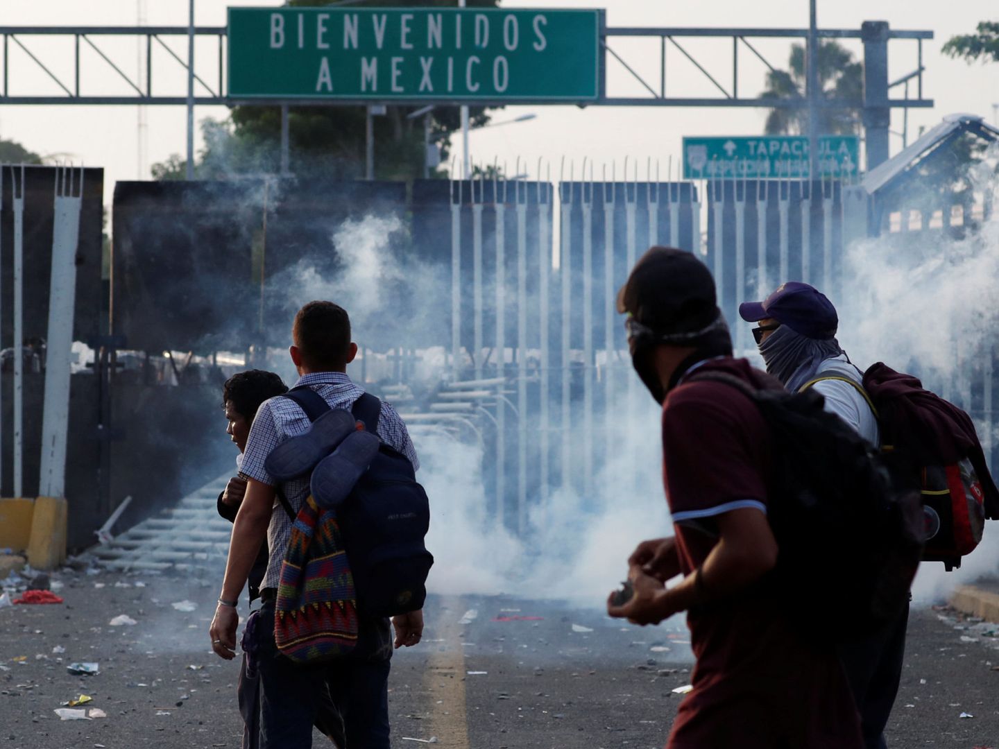 Algunos de los hombres de la caravana de migrantes que ha roto la valla entre Guatemala y México. (Reuters)