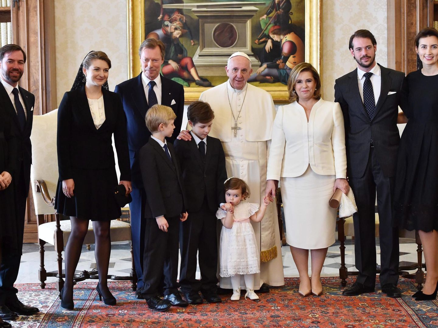 Tessy (a la izquierda), junto a la familia ducal en una audiencia con el Papa Francisco. (EFE)