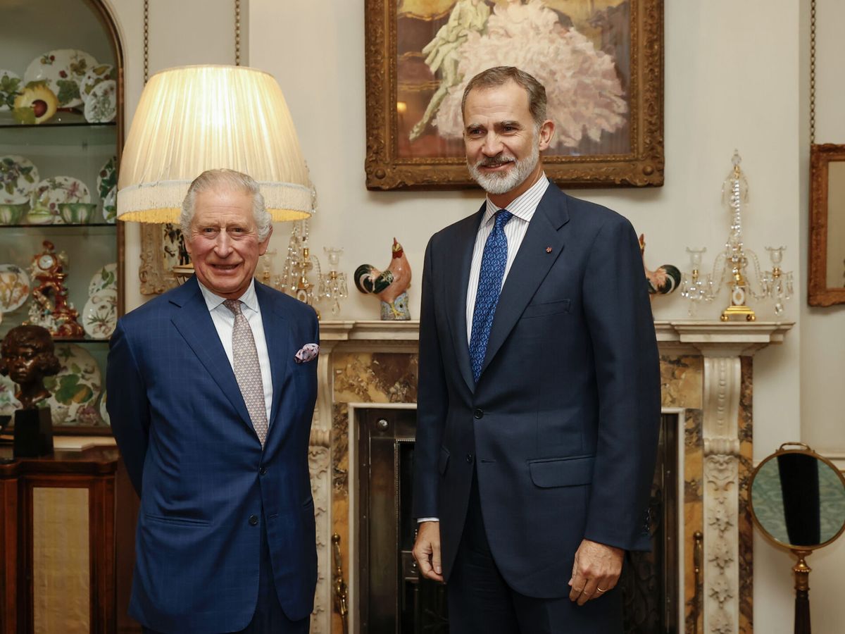 Foto: Felipe VI (d) se reúne con Carlos III (i) este lunes en Clarence House, Londres. (EFE/Francisco Gómez)