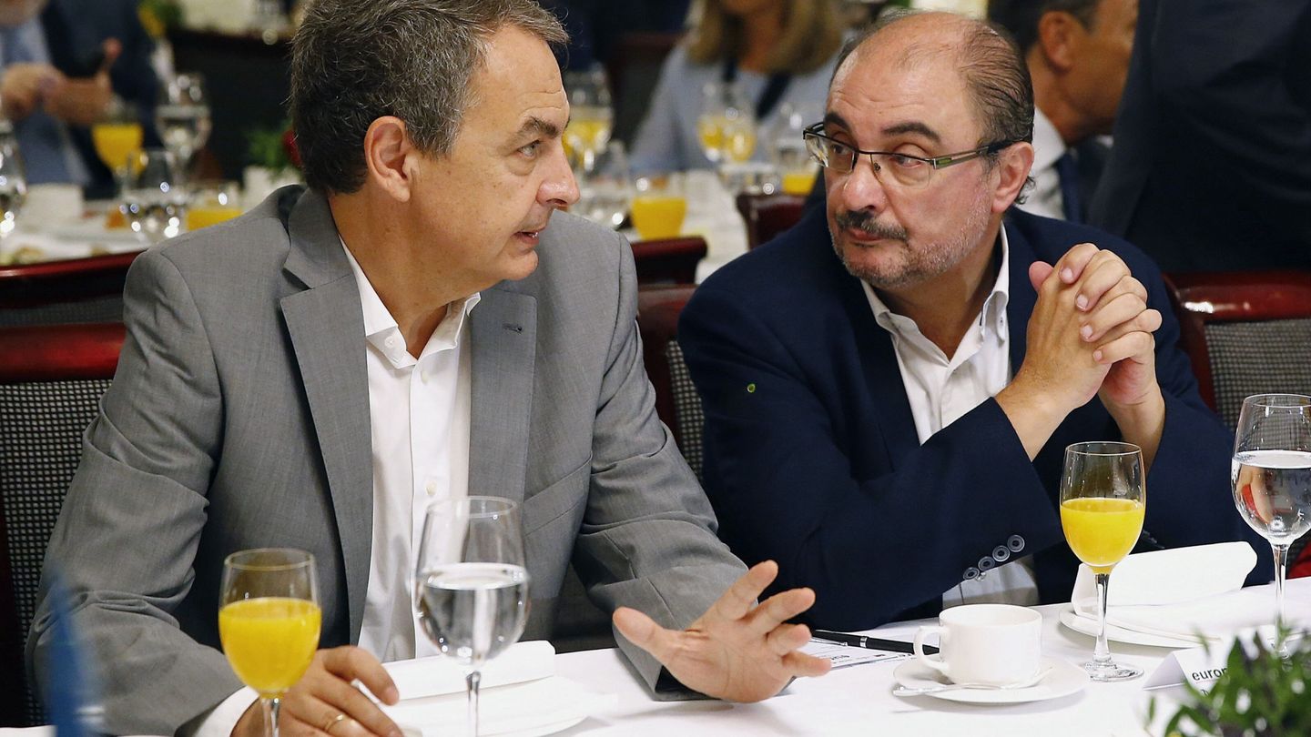 Rodríguez Zapatero y el presidente aragonés, Javier Lambán, durante el desayuno de Sánchez. (EFE)