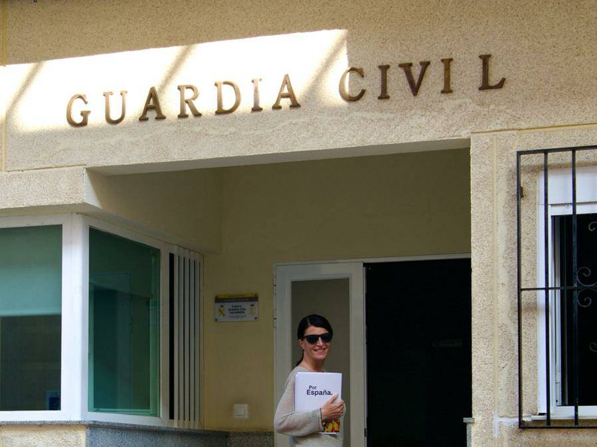 Foto: Macarena Olona, en la comandancia de la Guardia Civil de Salobreña, donde ha denunciado a la alcaldesa de la localidad. (Vox)