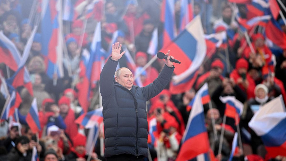 Putin se da un baño de masas y defiende la invasión como la salvación de un "genocidio"