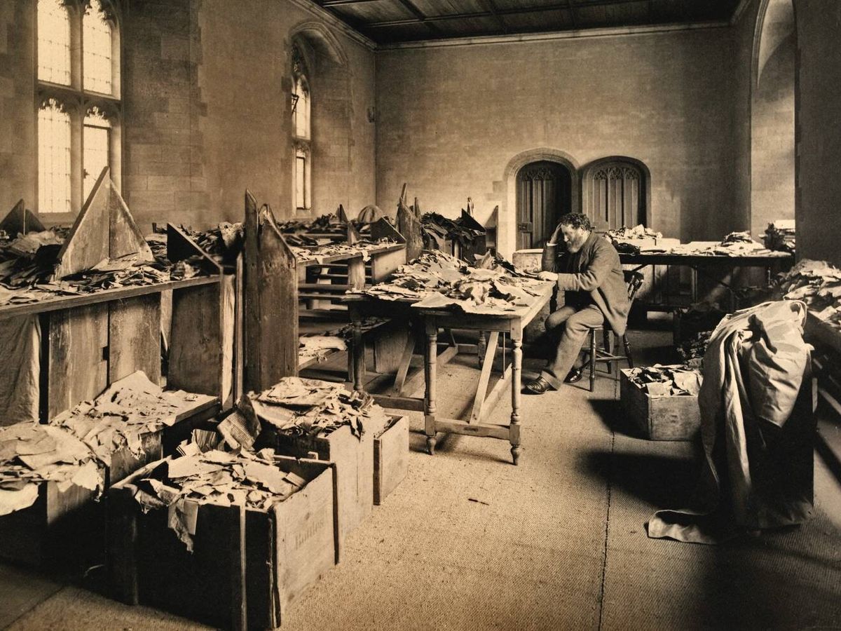 Foto: Solomon Schechter, trabajando en la Biblioteca de la Universidad de Cambridge en 1898.  (Biblioteca de la Universidad de Cambridge)