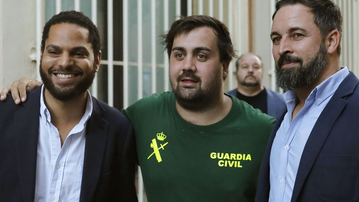 El presidente Vox, Santiago Abascal (d), acompañado por el presidente del partido en Cataluña, Ignacio Garriga (i). (EFE)