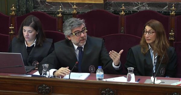 Foto: Los abogados Jordi Pina y Judit Gené, durante la tercera jornada del juicio del 'procés'. (EFE)