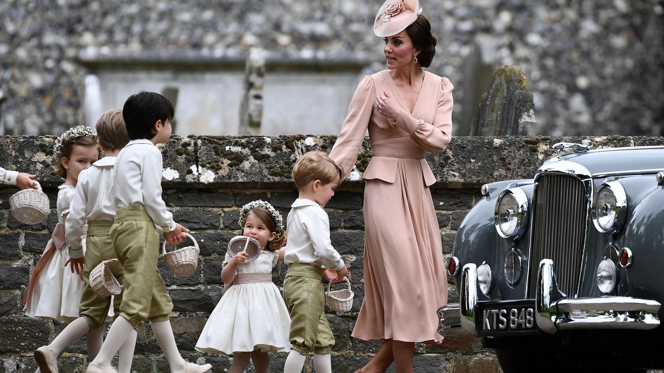 La hija de Robbie Williams, George y Charlotte, los pajes reales de Eugenia de York