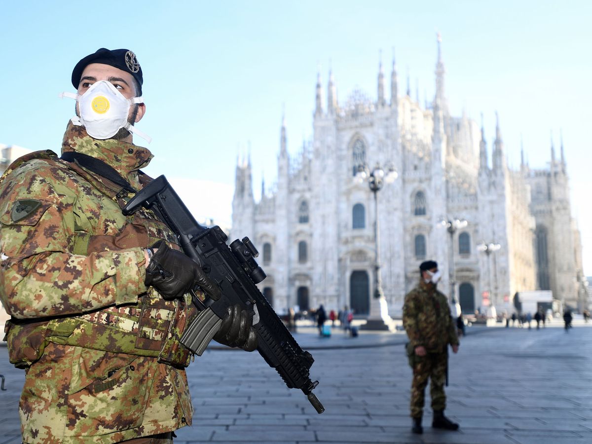 Foto: Militares en el Duomo en Milán, hoy (Reuters)