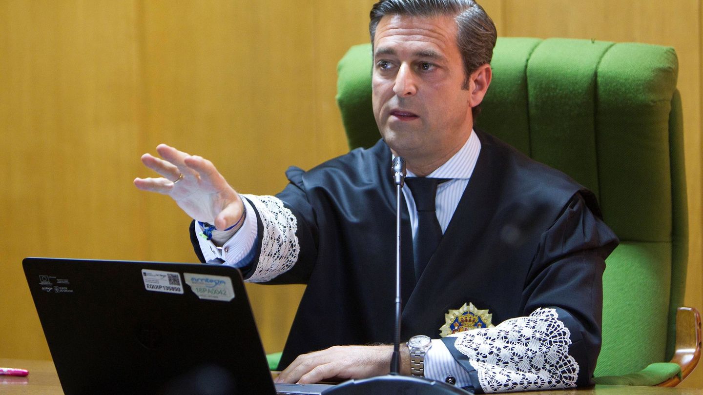 El juez decano de Vigo, Germán Serrano, durante el primer juicio plenamente telemático realizado en Galicia. (Foto: EFE)