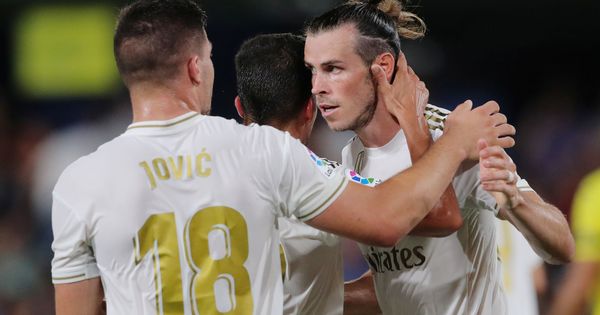 Foto: Luka Jovic felicita a Gareth Bale en el partido contra el Villarreal. (Efe)