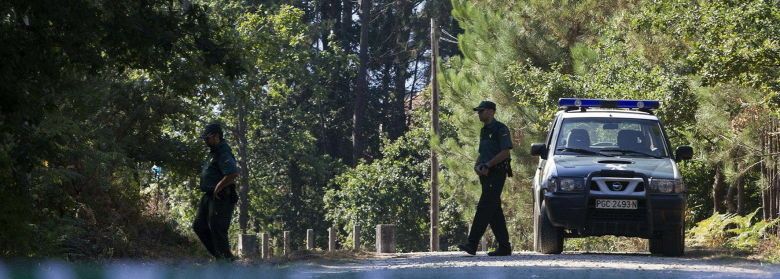 Agentes de la guardia civil custodian una pista forestal en cacheiras (efe)