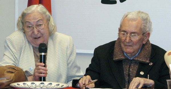 Foto: El fundador, ex secretario general y antiguo presidente de CCOO, Marcelino Camacho, junto a su mujer, Josefina Samper (i), en una imagen de 2008. (EFE)
