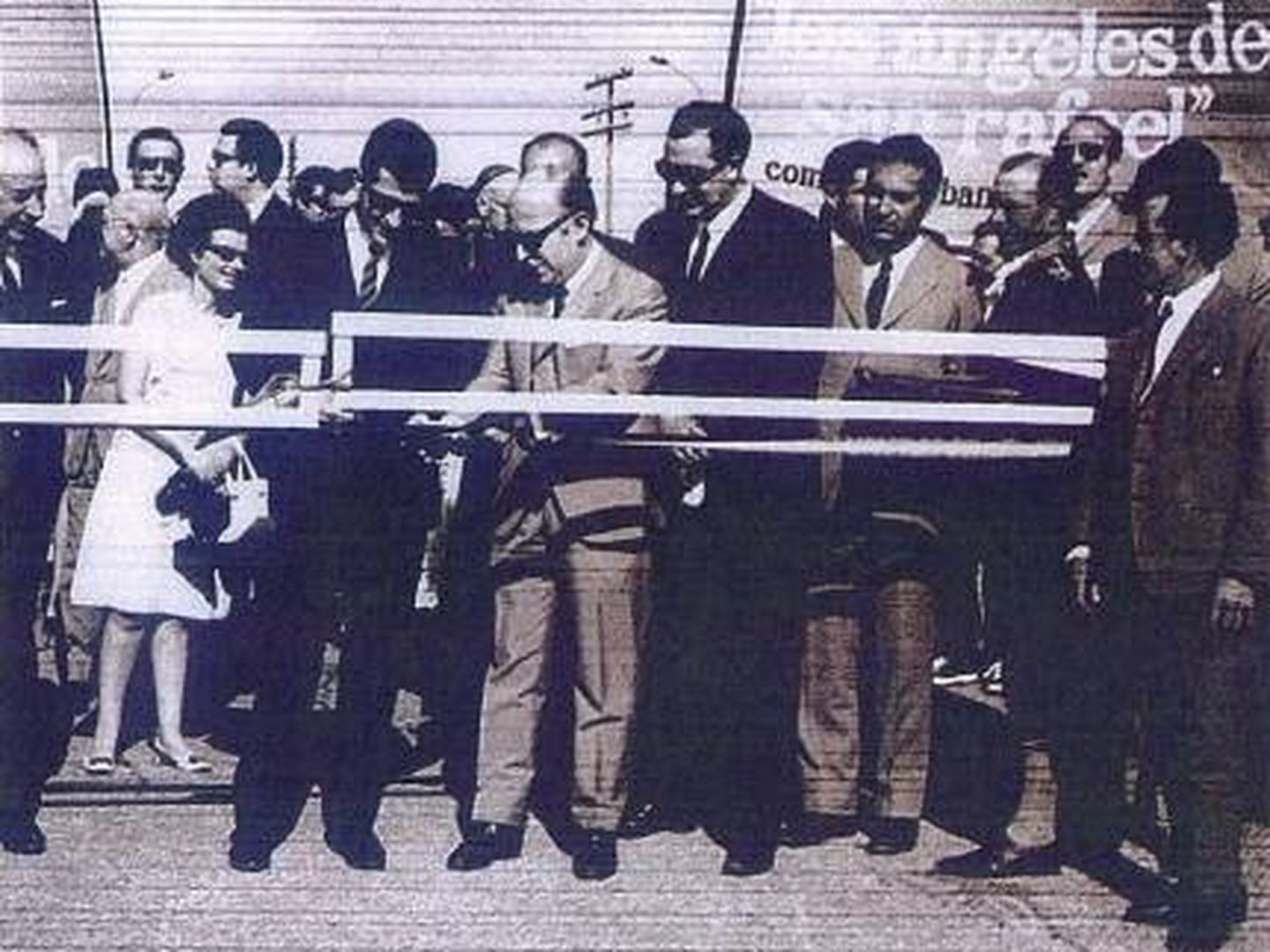 Adolfo Suárez, a la izquierda con gafas de sol, y Jesús Gil, a la derecha, en la inauguración de Los Ángeles de San Rafael en junio de 1968. (Foto cedida por Gilmar)