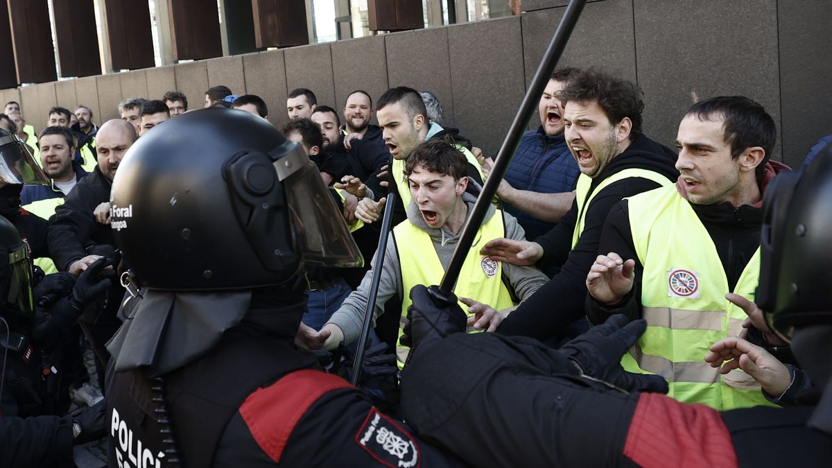 Los agricultores intentan asaltar sin éxito el Parlamento de Navarra por la fuerza 