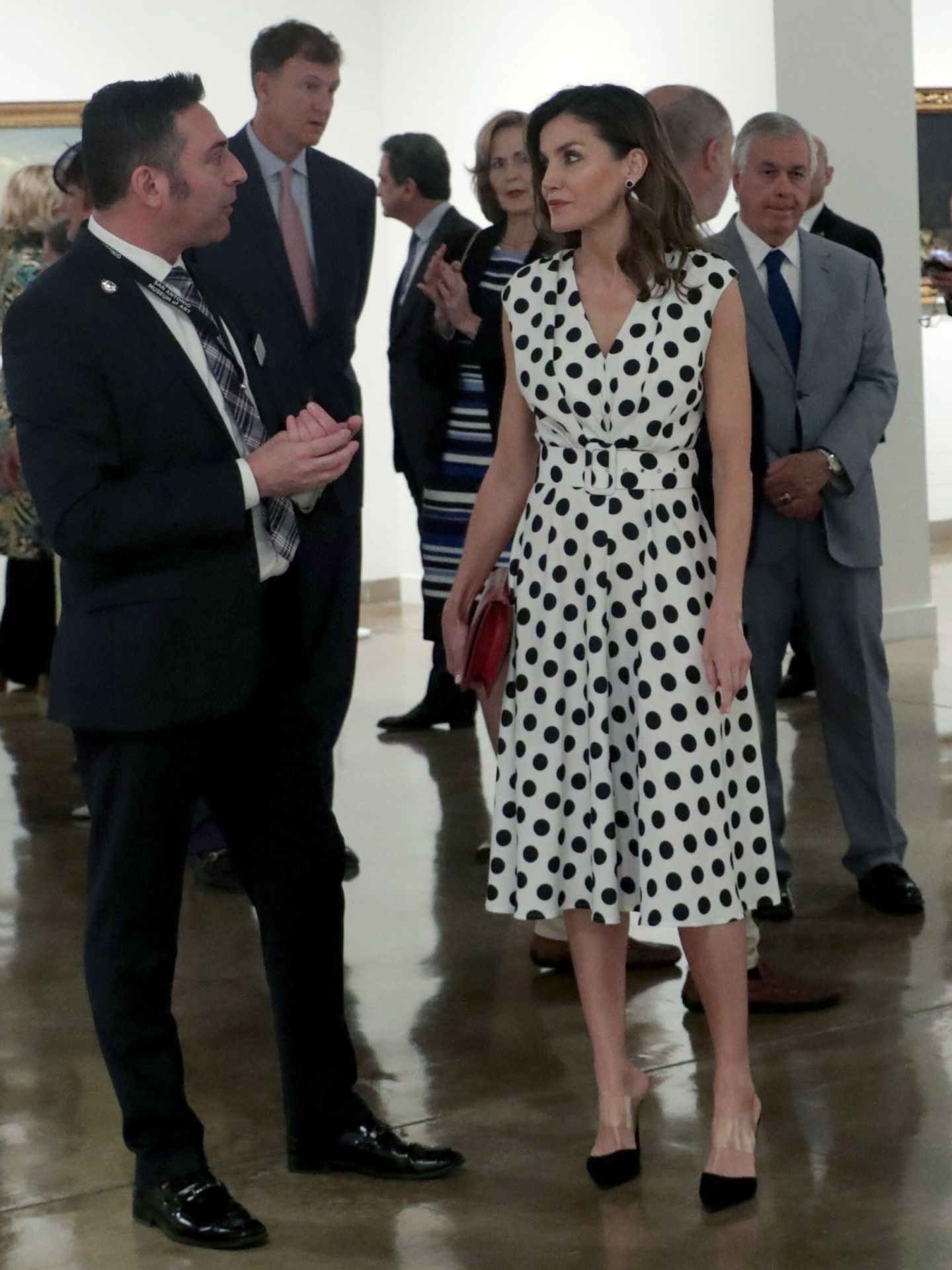 La reina Letizia, en la inauguración de la exposición 'Masterpieces of Spanish Painting from Madrid Collections' en su visita a San Antonio. (EFE)
