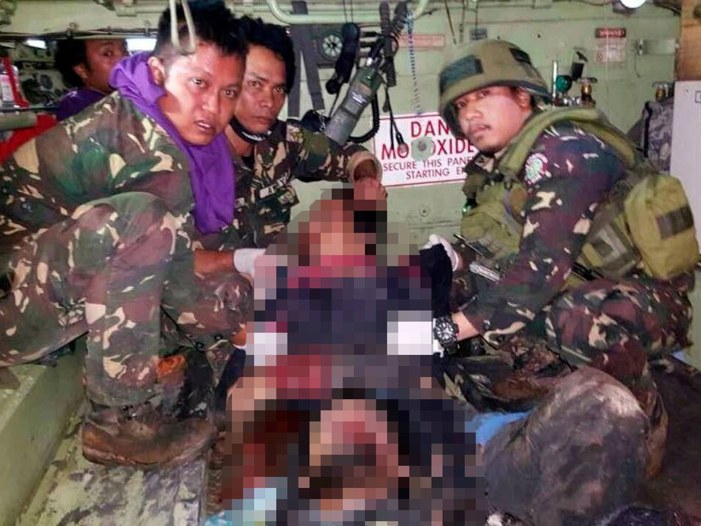 Ejército filipino con los cuerpos de Isnilon Hapilon y Omar Maute (EFE)