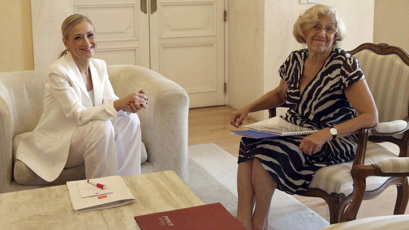 Foto: Cristina Cifuentes durante una reunión con Manuela Carmena durante el pasado mes de julio. (EFE)