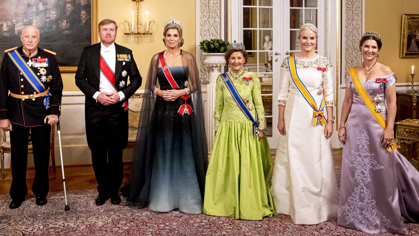 Los reyes de Holanda, con la familia real de Noruega. (Getty)