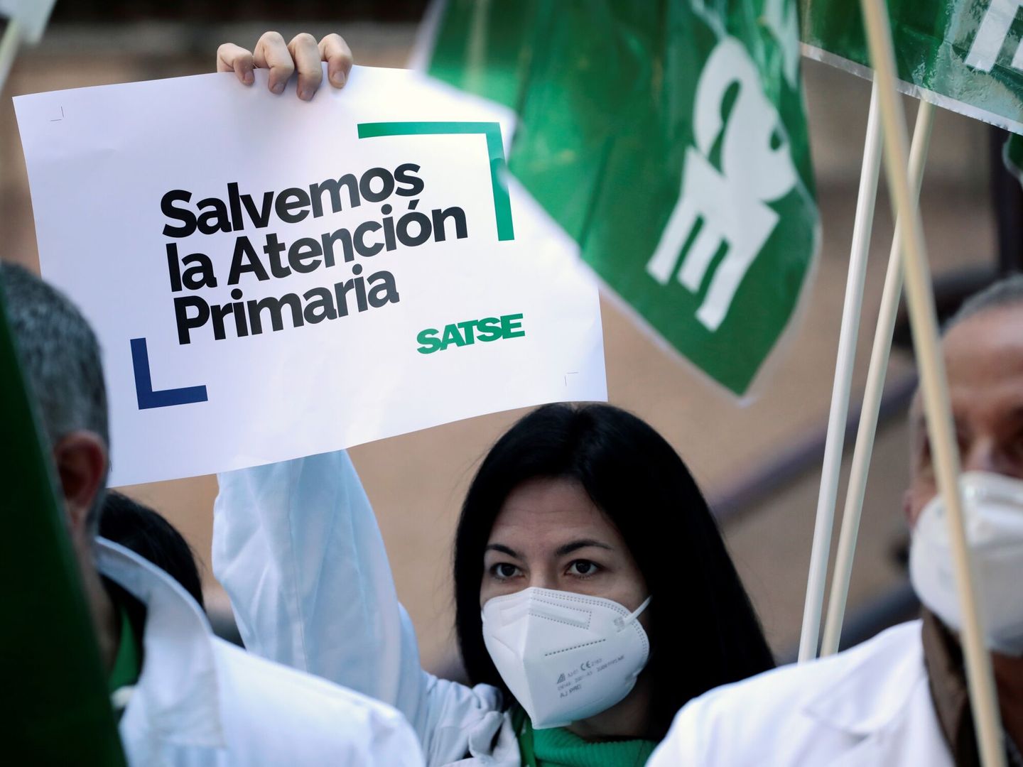 Una profesional sanitaria se manifiesta en defensa de la atención primaria en una protesta de Satse. (EFE)
