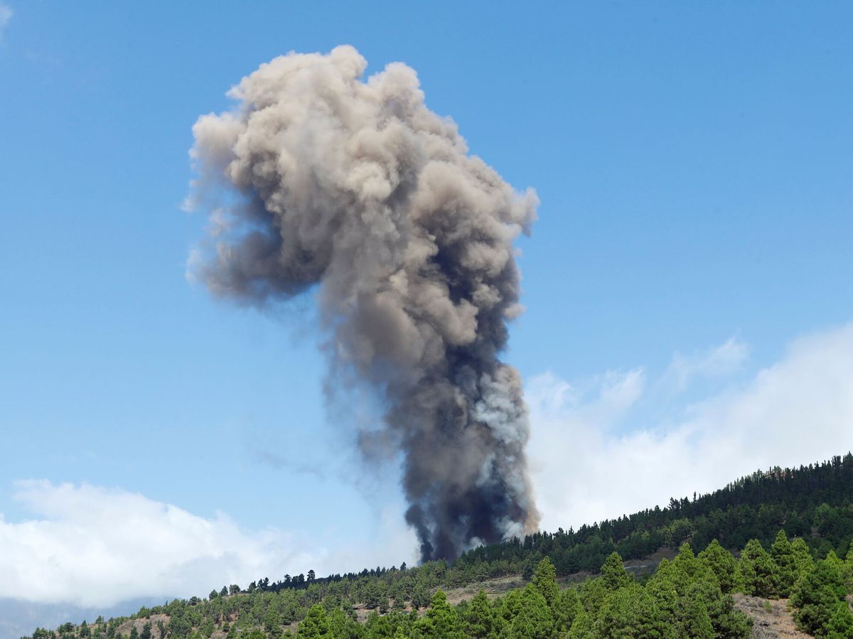 Foto: Erupción y liberación de gases y cenizas en Cumbre Vieja. (Reuters)