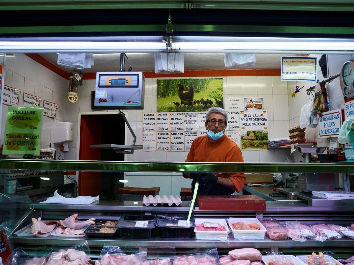 Foto: Vista de la carnicería en un puesto del Mercado de Antón Martín en Madrid. (EFE)