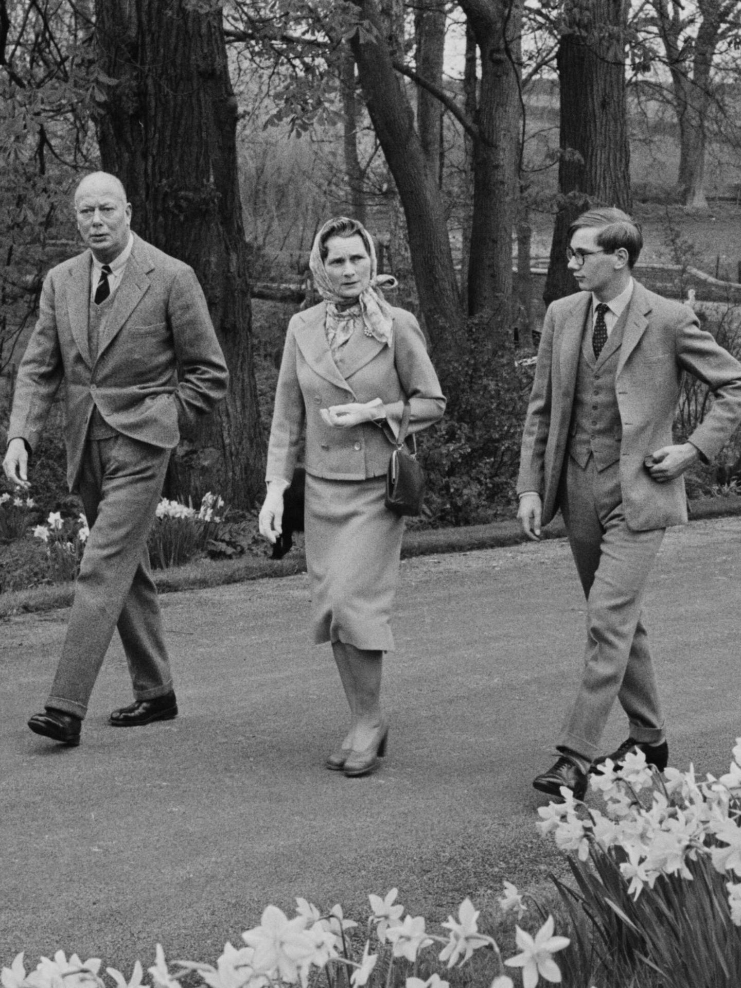 Los duques de Gloucester, junto a su hijo Ricardo en los jardines de Barnwell Manor en 1963. (Getty)