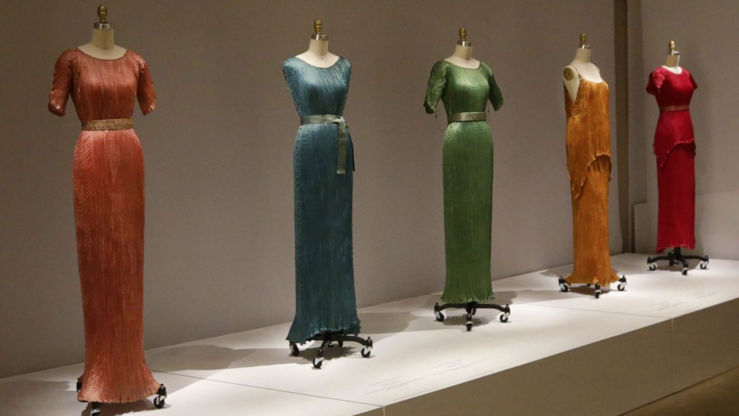 Vestidos Delphos de Fortuny en una exposición de arte en Nueva York. (EFE)