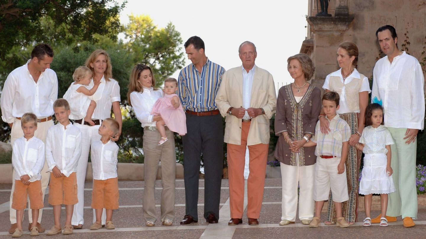 La que era la familia real, al completo, en 2008 en el palacio de Marivent. (Getty/Carlos Álvarez)