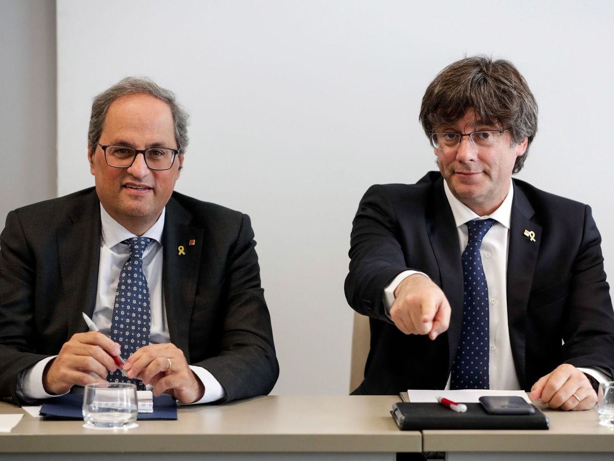 Foto: El presidente de la Generalitat de Catalunya, Quim Torra (i), y su antecesor en el cargo, Carles Puigdemont, durante una reunión en un hotel de Bruselas. (EFE)