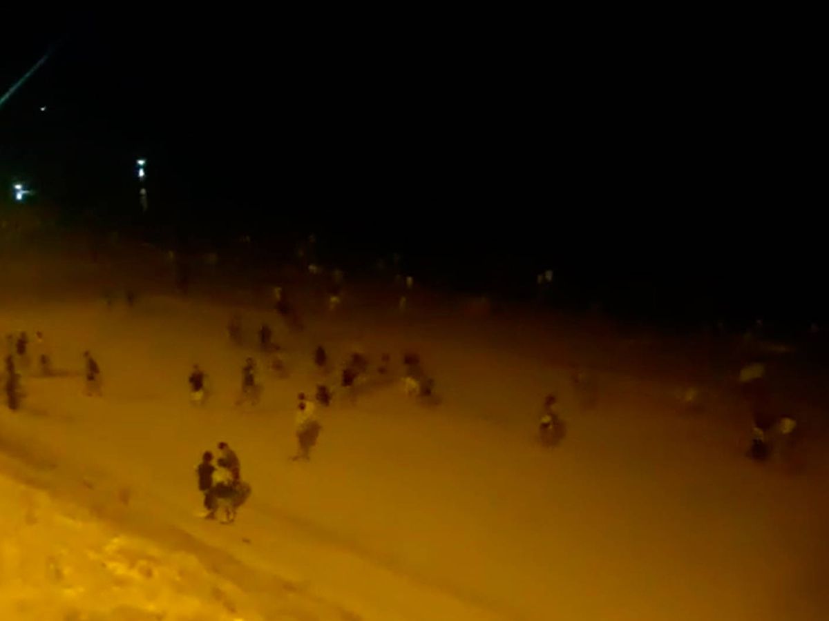 Foto: La playa de Santa María del Mar tuvo que ser desalojada al filo de la medianoche (Foto: YouTube)