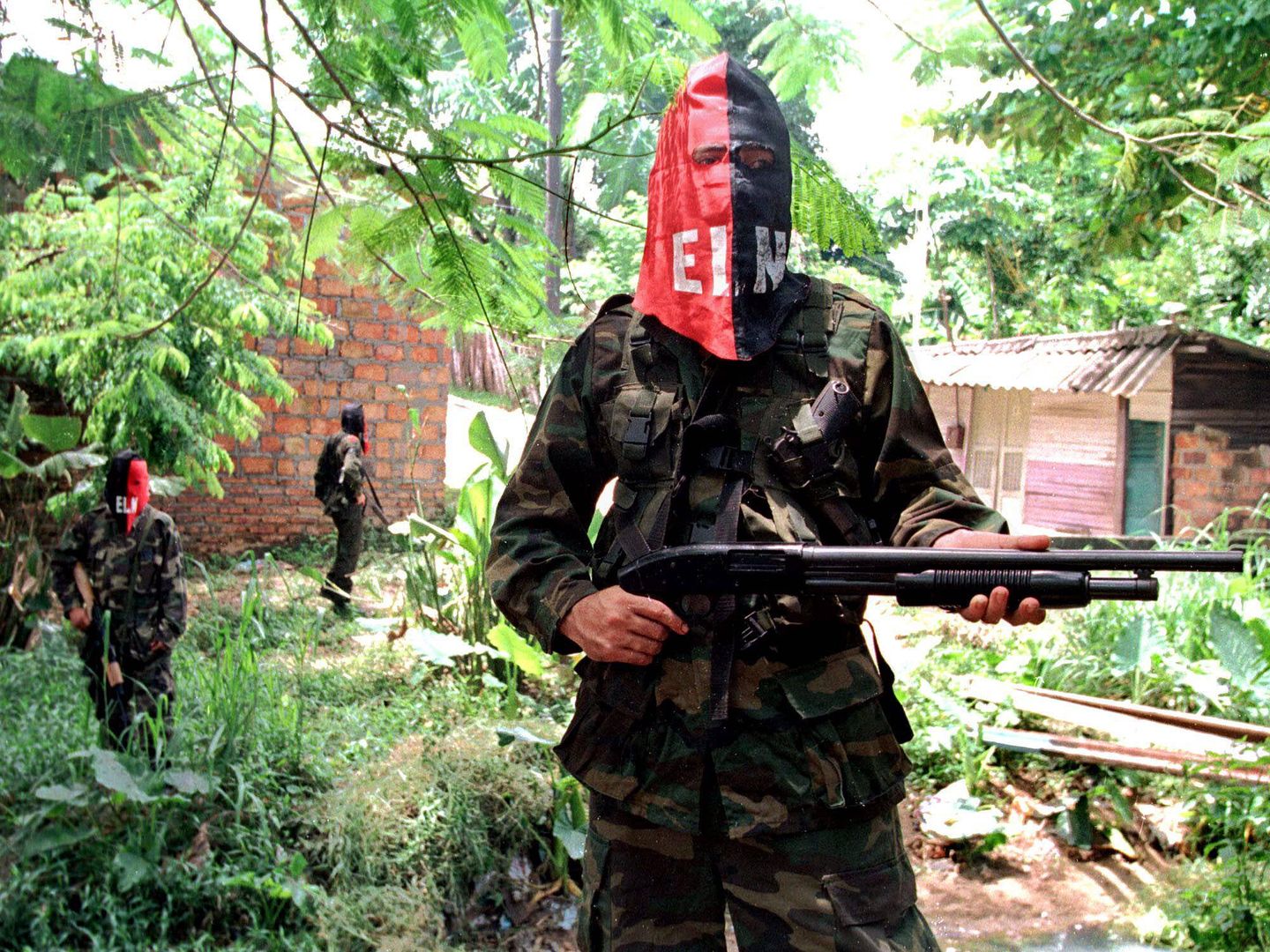 Combatientes del ELN en 1998. (EFE)