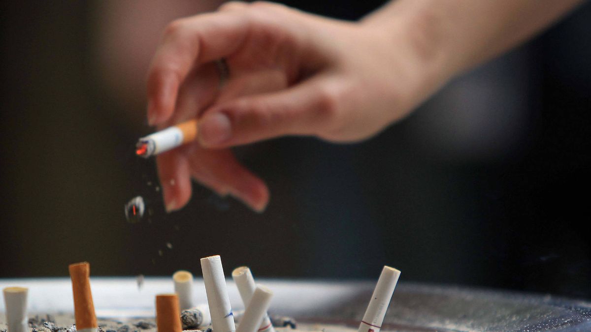 Los cigarrillos emiten compuestos nocivos, incluso tras ser apagados