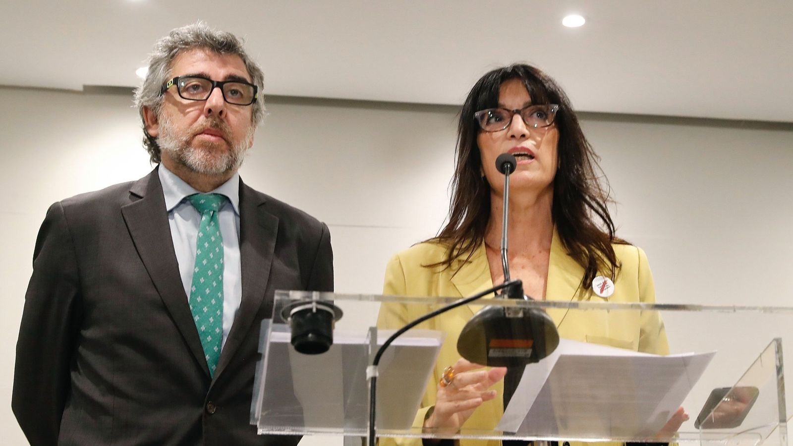 Foto: El abogado Jordi Piña y la portavoz de los políticos catalanes presos, Pilar Calvo. (EFE)