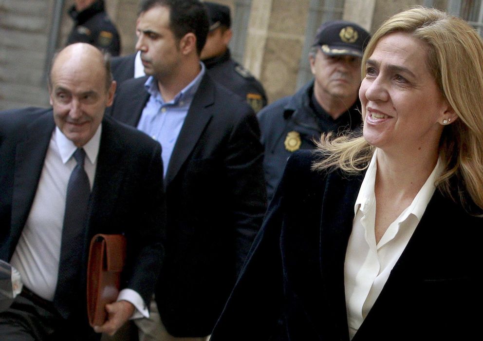 Foto: La infanta Cristina seguida de su abogado, Miquel Roca (i), a su llegada a los juzgados de Palma. (EFE)