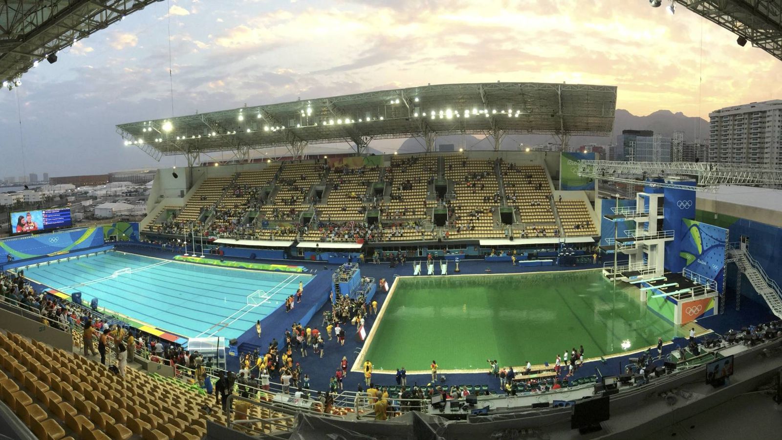 Foto: Combo photo of Olympic diving venue pool at Maria Lenk Aquatics Centre in Rio