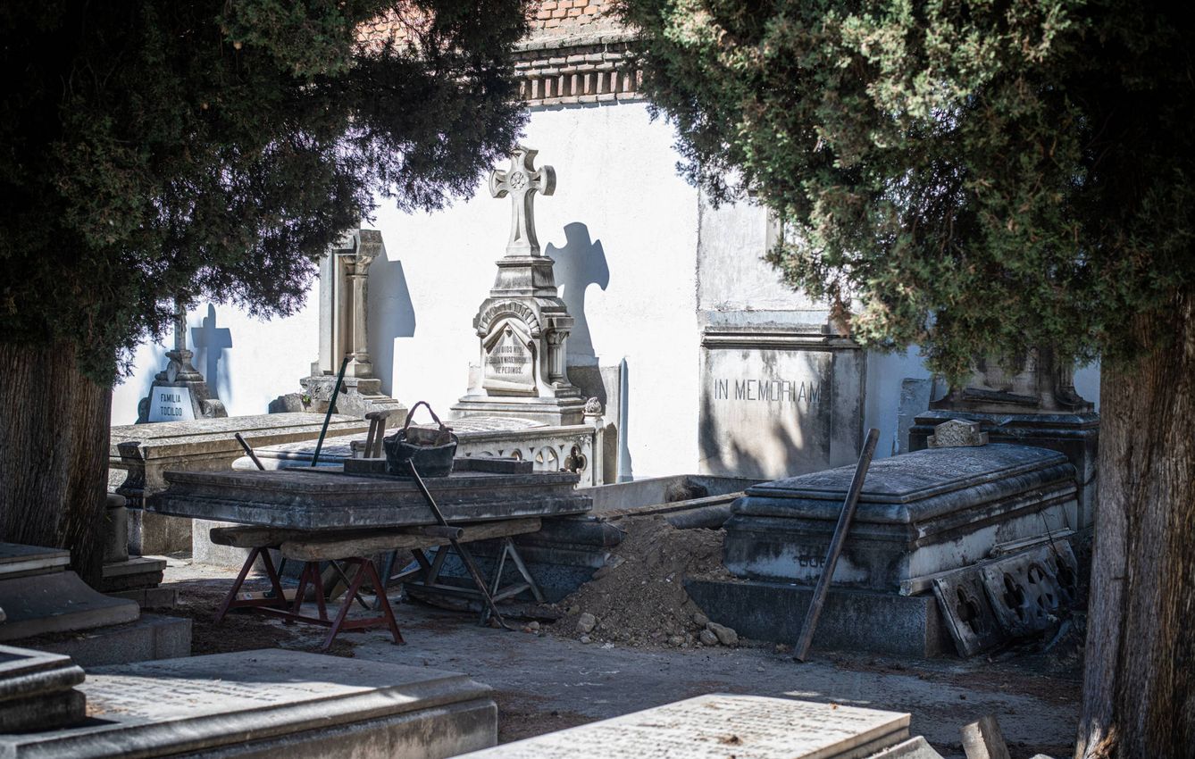 La sepultura en la que se enterrará un cuerpo este domingo. (Foto: Carmen Castellón)