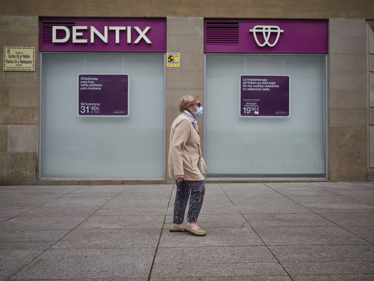 Foto: Una mujer pasea enfrente de una clínica Dentix. (EP)