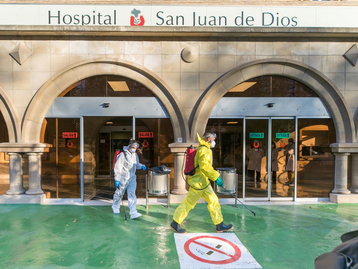 Foto:  Soldados de la Unidad Militar de Emergencias trabajan en la desinfección de las instalaciones del Hospital San Juan de Dios de Zaragoza. (EFE)