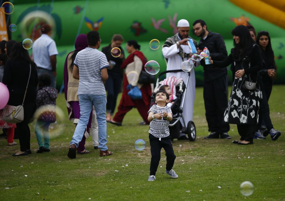 Foto: Un niño juega en Birmingham durante el Eid Mela, una fiesta de la diversidad cultural mulsumana, en agosto de 2013. (Reuters)