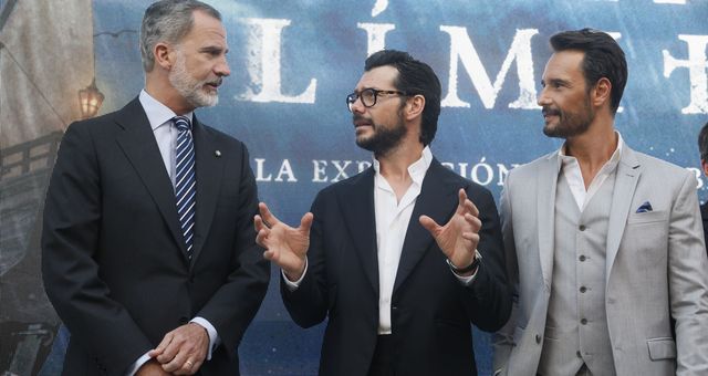 El Rey, junto a Rodrigo Santoro y Álvaro Morte. (EFE/Juanjo Martín)