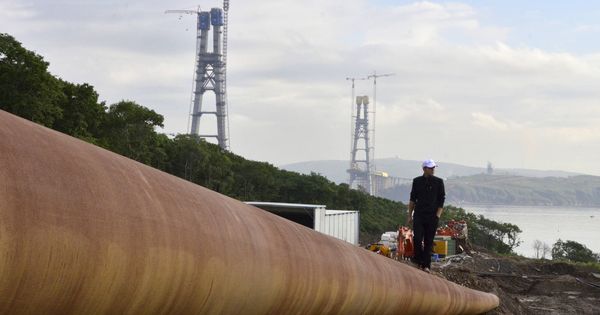Foto: Un hombre camina sobre un gasoducto de Gazprom en construcción en Vladivostok, en 2012. (Reuters)