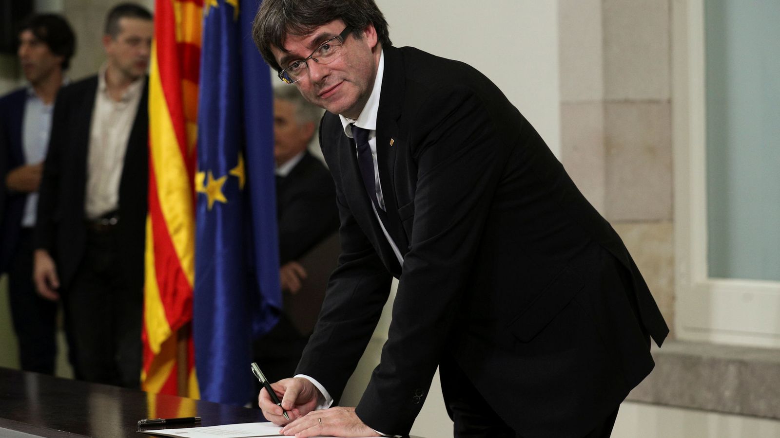 Foto: El presidente Puigdemont firma el documento de una futura declaración de independencia. (Reuters)
