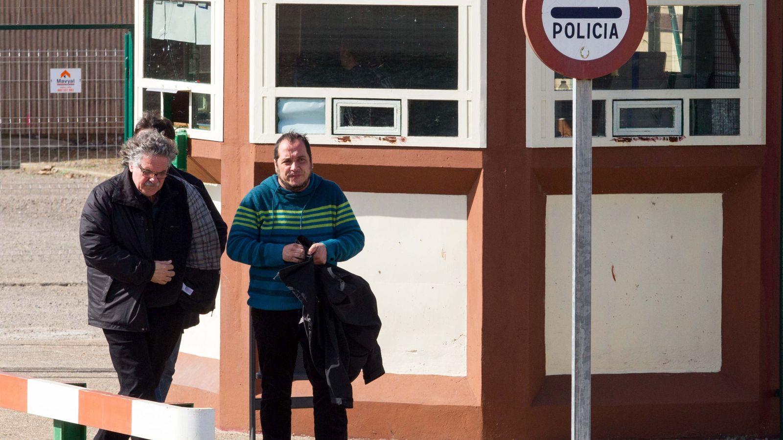 Foto: El portavoz de ERC en el Congreso, Joan Tardà, y el exdiputado de la CUP en el Parlament David Fernández, tras visitar a Arnaldo Otegi en la cárcel de Logroño el pasado 21 de febrero. (EFE)