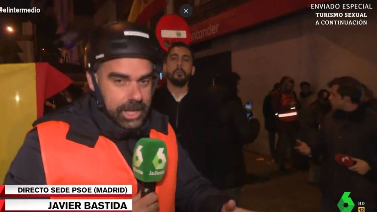 El zasca del reportero Javier Bastida (laSexta) ante el insulto de un manifestante en Ferraz: "Es la única razón que lleva usted"
