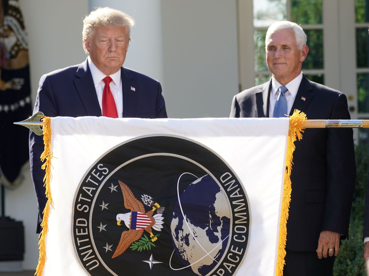 Trump y Pence, junto al nuevo escudo del comando espacial. (Reuters)
