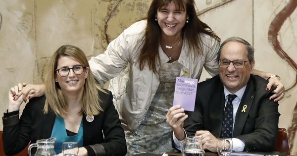 Foto: El presidente de la Generalitat, Quim Torra, acompañado por la 'consellera' de la Presidencia, Elsa Artadi (i) y la 'consellera' de Cultura, Laura Borras. (EFE)