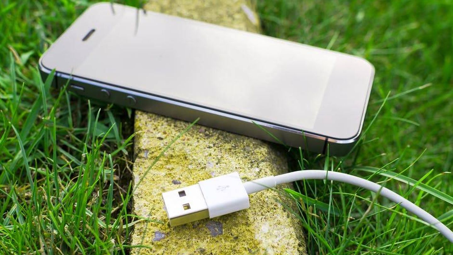 Tu móvil, conectado por vía USB, puede hacer las veces de módem. (Pexels)