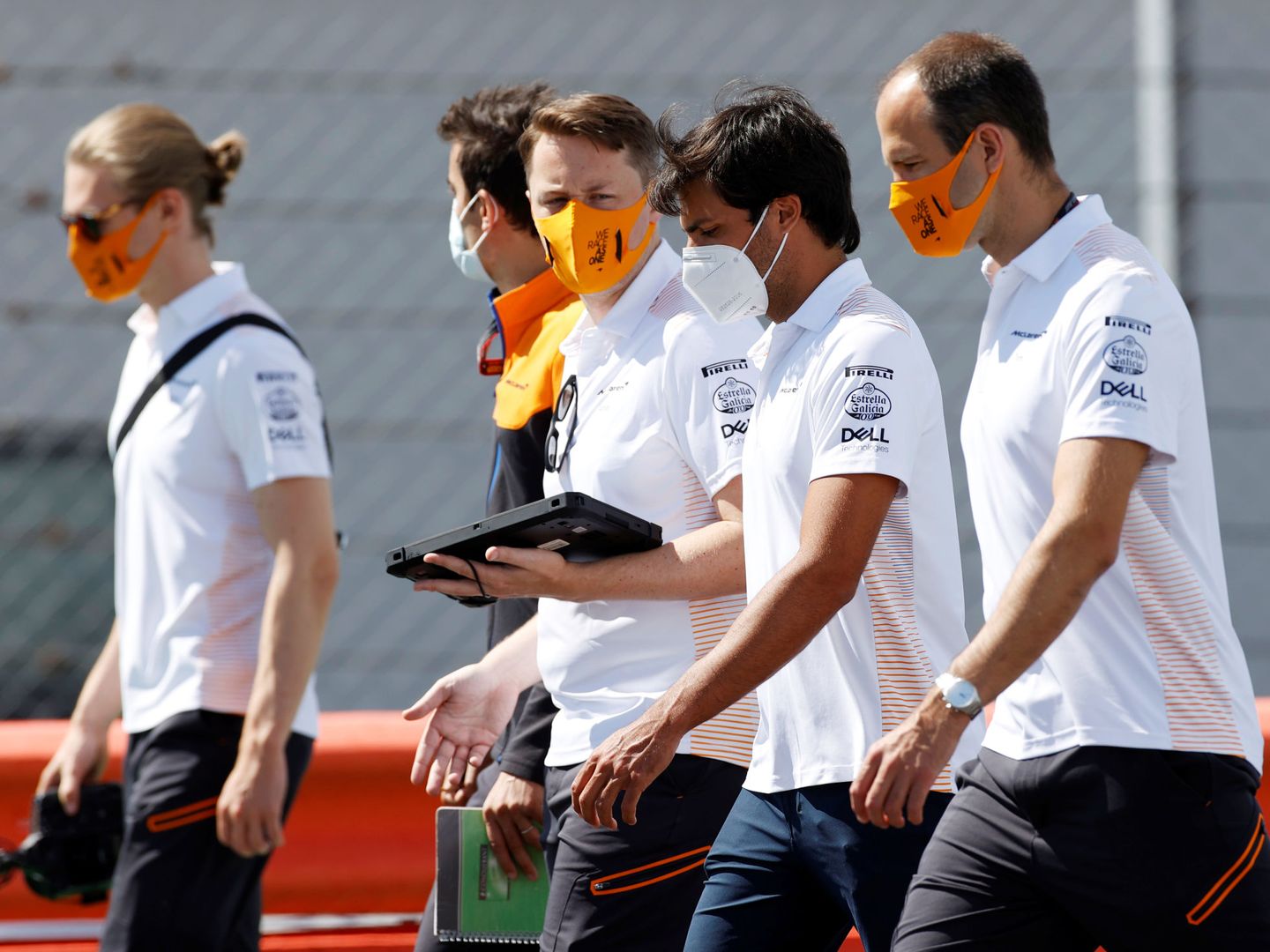 Sainz, con su equipo, reconociendo el trazado de Silverstone antes de comenzar el GP de Gran Bretaña (EFE)