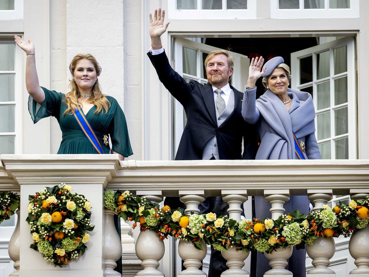 Foto: Los reyes de Holanda y su hija Amalia. (EFE/Koen Van Weel)