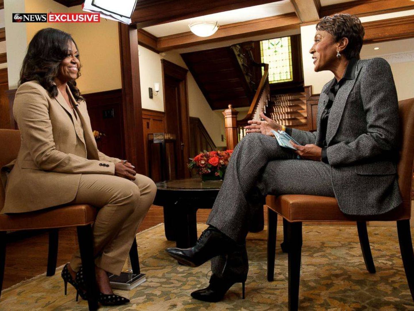 Michelle Obama y Robin Roberts durante la entrevista.(ABC)