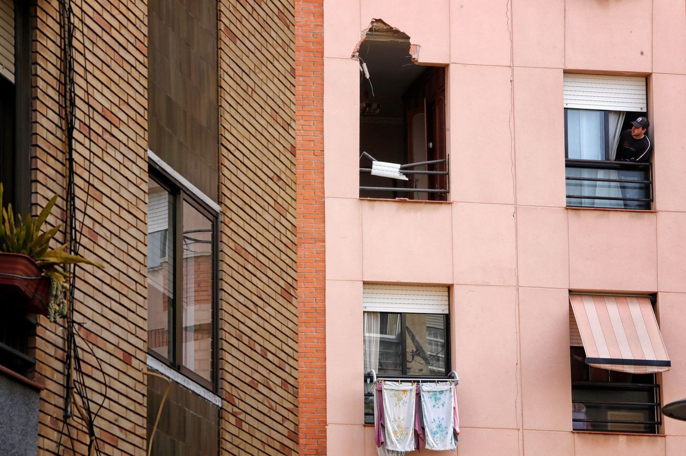 Un joven observa la ventana por donde entró el trozo de metal procedente de la explosión. (EFE)